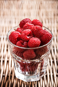 新鲜红草莓柳条红色覆盆子果味玻璃浆果美食饮食节食甜点图片