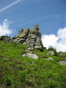 青蛙和蓝天空等大岩石风景绿色旅行地层小路假期场景悬崖公园全景图片