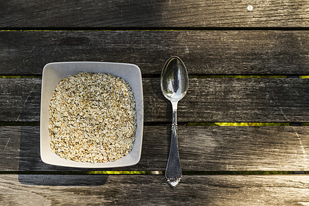 Oat 乌亚健康饮食植物桌子服务早餐谷类白色棕色太阳食物图片