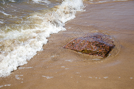 海滩上的石海浪和海浪图片