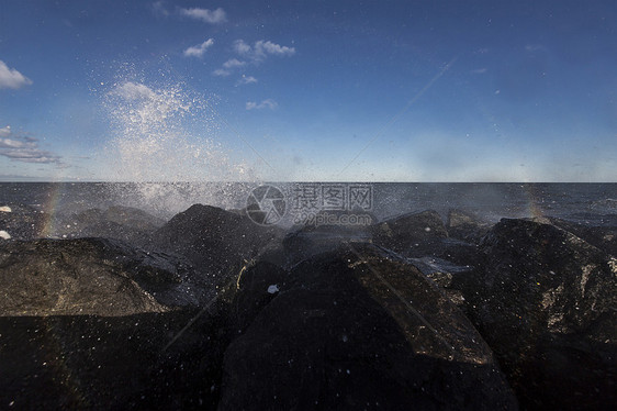 水反射海浪旅行风暴蓝色石头太阳天空海滩海景图片