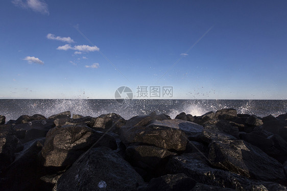 水海滩反射风暴码头旅行天空海岸线蓝色石头海浪图片