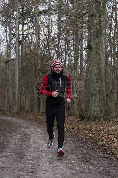 森林运行运动员精神年轻人吸引力美容活动跑步福利男士生活方式图片