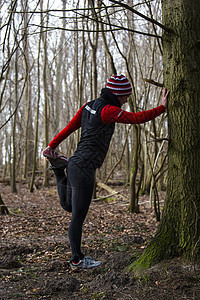 伸展森林帽子树木男人身体跑步精神生活方式奉献运动图片