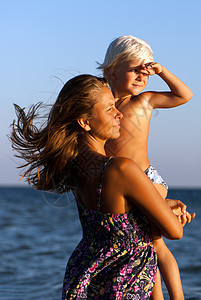 海洋中幸福的母亲和儿子父母男生情感假期快乐享受微笑孩子母性喜悦图片