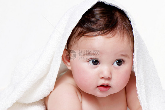 毛巾下小婴儿的肖像微笑孩子婴儿期童年毯子眼睛新生烘干护理家庭图片