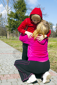小儿子背着母亲在公园里图片