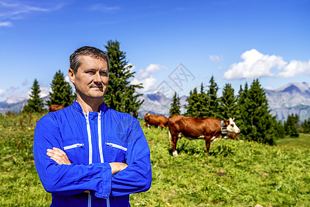 牧民和牛配种倾斜农民农村微笑农场牛奶牧人动物生产图片