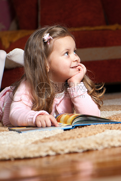 可爱的小女孩读书故事沙发女性童年孩子家庭婴儿乐趣说谎智力图片