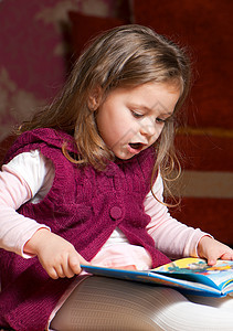 可爱的小女孩读书沙发儿童智力女性家庭故事乐趣婴儿教育知识图片