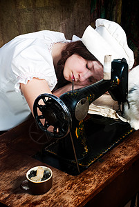 睡着的年轻女裁缝在干累工后图片
