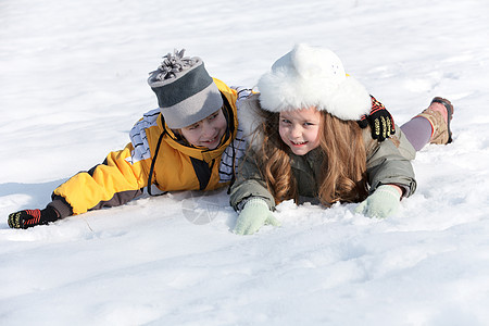 快乐的孩子们在雪中躺下图片