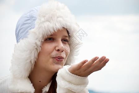 戴帽子的肖像少女女孩喜悦快乐薄片女性眼睛青少年雪花兜帽嘴唇女士图片