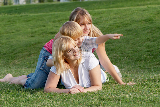母亲和她的孩子在草地上玩图片
