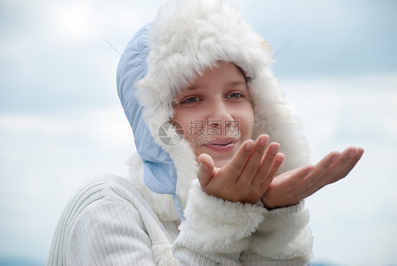 戴帽子的肖像少女女孩喜悦快乐兜帽女孩们雪花女士夹克肤色嘴唇青少年图片