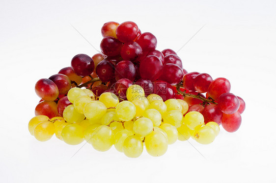 在白色背景中被孤立的红葡萄和绿葡萄群图片