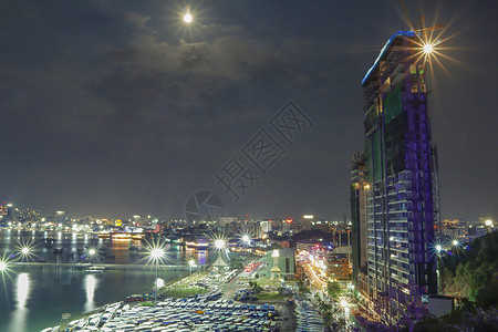 泰国帕塔亚湾夜间现场天空城市街道生活建筑建筑学海滩旅行场景曲线图片