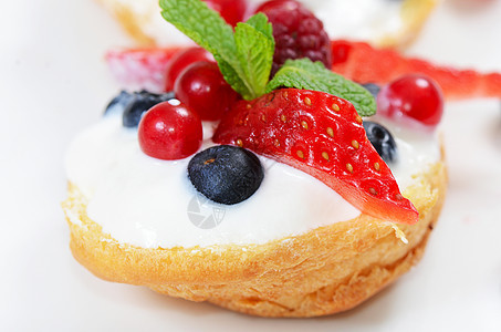 果浆 蓝莓和草莓的利润糕点饼干水果覆盆子薄荷小吃食物鞭打咖啡店盘子图片