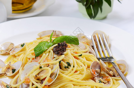 碗里有意大利面条和贝贝贝壳利面贝类海鲜草本植物盘子饮食午餐香菜蛤蜊桌子图片