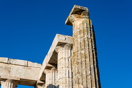 古代宙斯寺庙的柱石首都废墟蓝天柱子石头遗产脚手架大理石历史地标图片