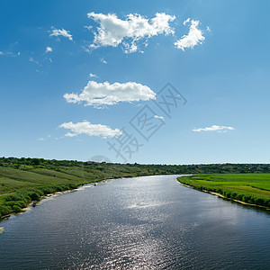 在蓝天上 有江河的反射和云彩图片