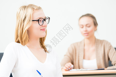 课堂上的学生人数班级演讲教育女孩桌子蓝色女士男人技术女性图片