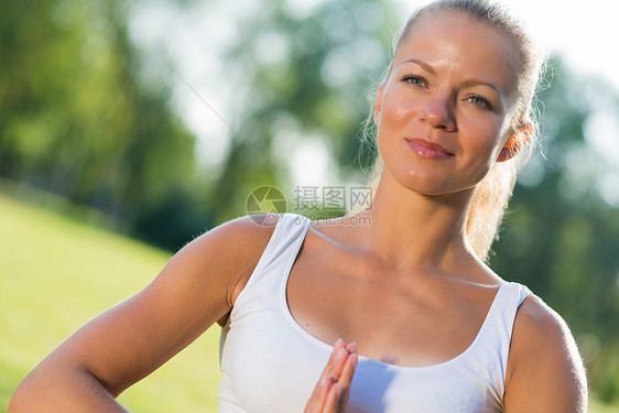 在公园里做瑜伽的女人微笑饮食女性成人树木女士活力姿势有氧运动运动图片