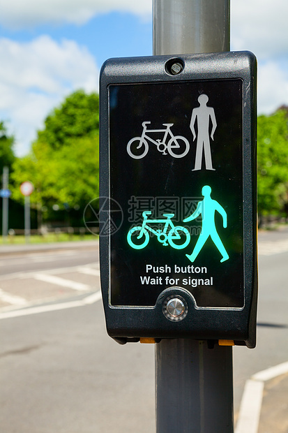 Toucan 跨越绿色信号人行道交通海雀自行车穿越民众冒险红绿灯城市危险图片