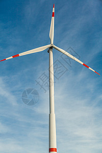 风力涡轮机 以对抗蓝雾天空公用事业转换器气候变化全球资源建筑学生态刀片螺旋桨电压图片
