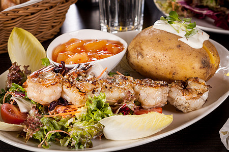 配有内生沙拉和夹皮土豆的大虾食物拼盘饮食美食蔬菜烹饪甲壳营养素盘子海鲜图片
