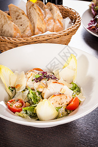 美味新鲜的caesar沙拉加烤鸡和干酪家禽菜单蔬菜香菜黄瓜营养食物鱼片餐厅盘子图片