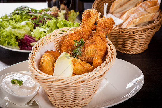 金鸡腿和翅膀的碎虾草本植物服务起动机自助餐美味餐厅芳香饮食面糊食物图片