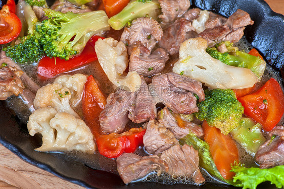 含有蔬菜的肉类宏观饮食胡椒牛肉草本植物美食平底锅小吃橙子午餐图片