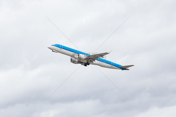 起飞后在空中飞行的商用客机商业涡轮飞机运输发动机引擎工程乘客航空公司空气图片