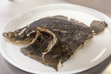 一块新鲜的鱼片美食海鲜餐厅服务食物海洋打扫营养素饮食餐饮图片