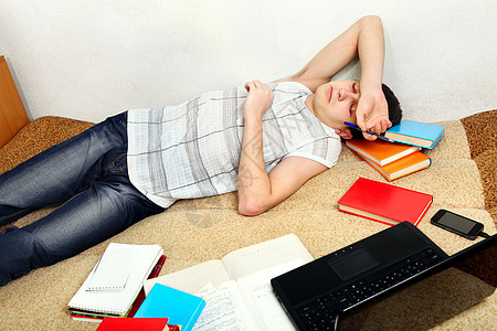 学习后睡觉的青少年瞳孔房间手机男人沙发考试青年笔记本男性图书图片