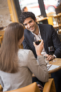 在法国餐厅喝红酒的一对幸福快乐的情侣生日奢华男人庆典夫妻念日男朋友桌子商业女孩图片