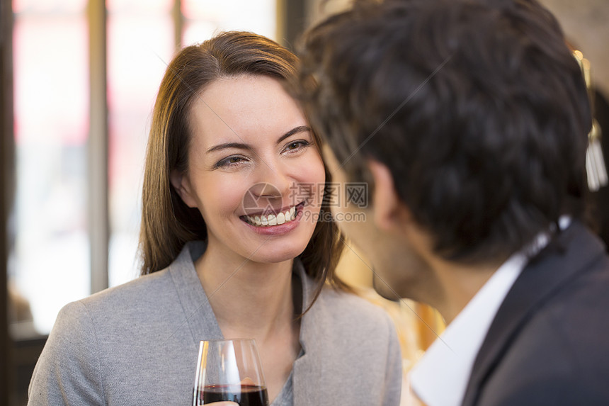 相爱情侣在餐厅喝酒奢华柜台夫妻酒吧乐趣情人男人念日女孩生日图片