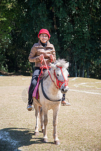 亚洲骑马的妇女天空帽子宠物女士马术阳光女性场地舞步友谊图片