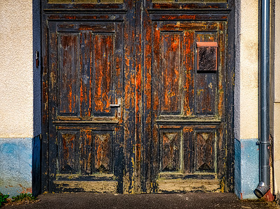 古老的风化木制门门入口详情图片