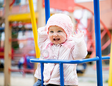摇摆中的小婴儿喜悦乐趣孩子男生闲暇快乐女孩活动操场公园图片
