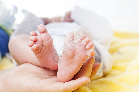 婴儿的脚在母亲手中漩涡脚趾蜗壳手指指甲工具女孩磁带男生图片