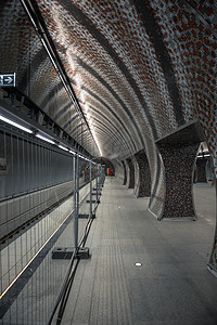 大城市的地铁站城市商业路线地面平台火车运输天花板过境瓷砖图片