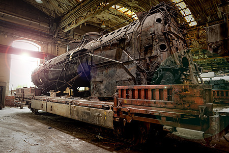 车库的旧工业机车阳光工业力量乡愁建造引擎金属蒸汽平台车辆图片