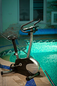 在游泳池的自行车运动图片