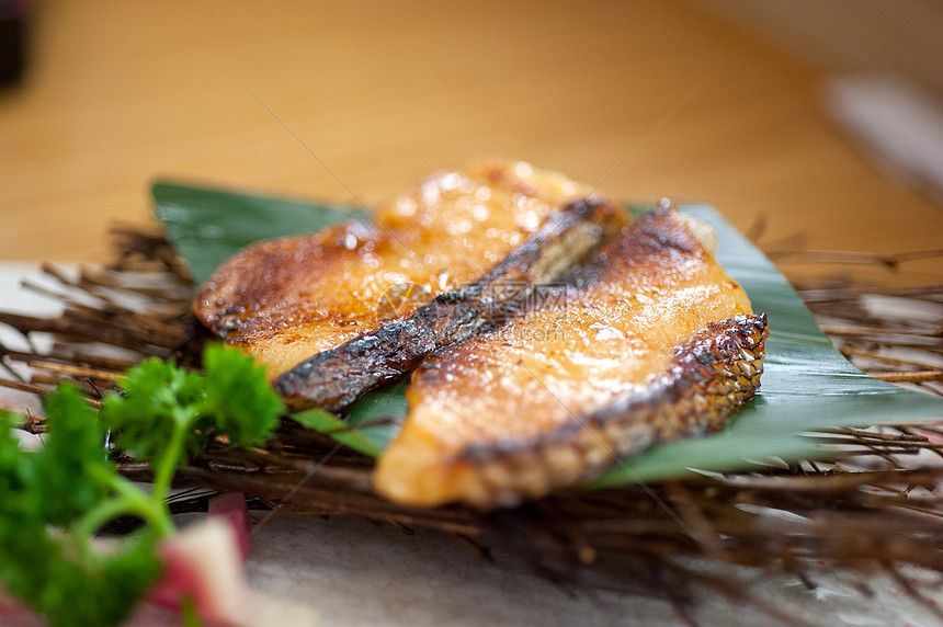 日式番茄烤鳕鱼盘子食物鱼片香菜海鲜白鱼宏观炙烤营养叶子图片