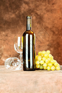 红酒套餐葡萄酒精庆典棕色黄色高脚杯食物水果饮料杯子图片