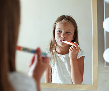 女孩刷牙牙齿青少年治疗刷子打扫孩子学习白色女性牙刷图片