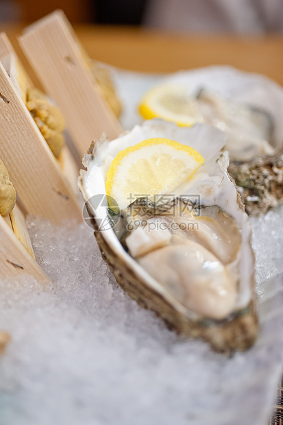 日本式牡蛎和海胆食物柠檬贝类海鲜鱼片图片
