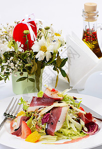带熏鸭的沙律营养蔬菜宏观胸部熏制午餐沙拉饮食食物家禽图片